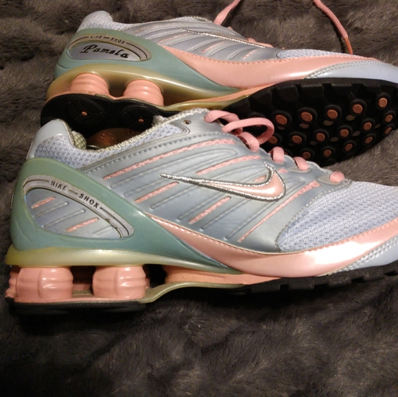 Like new Pastel Nike Aires - Picture 2 of 11